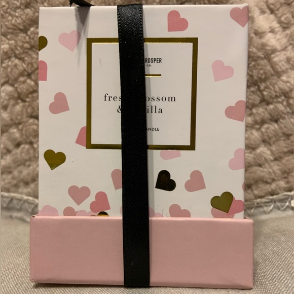 Bloom and Prosper Fresh Blossom and Vanilla Candle. - Picture 2 of 3